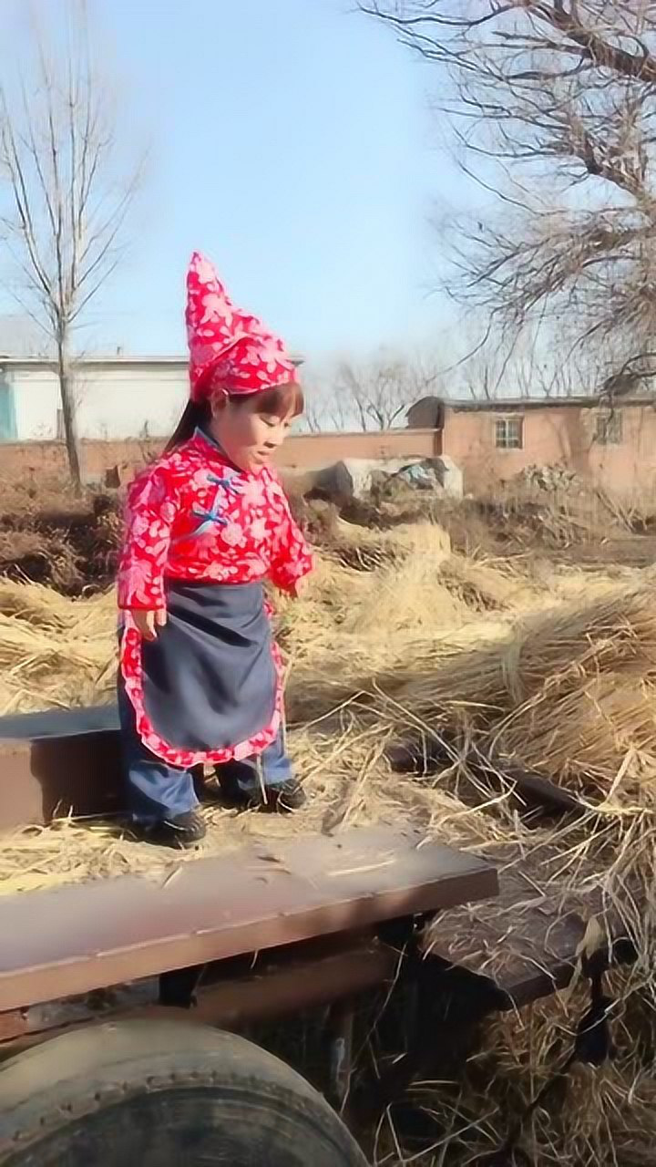 最近这个袖珍小姐姐又火了稻草堆里的小姑娘太可爱了