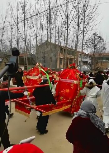 儿子坐轿母亲扶轿