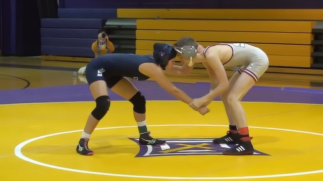 男女摔跤大战小伙子这是怜香惜玉吗被女选手全面压制