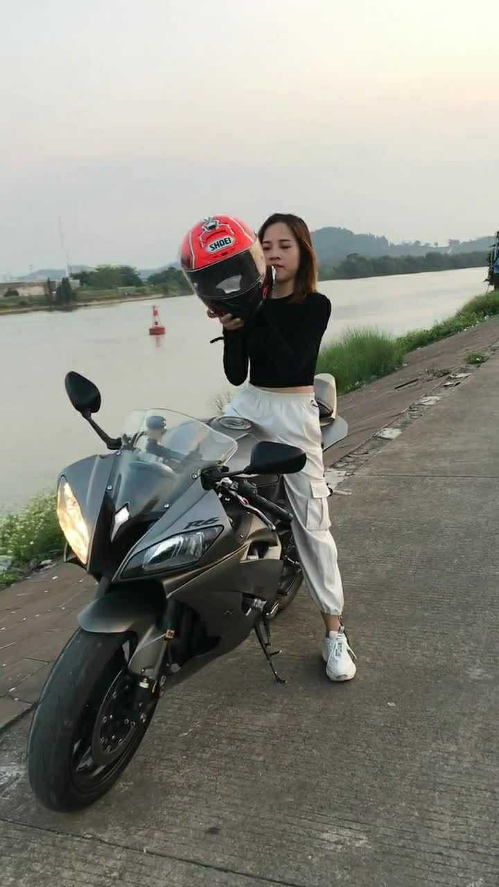 会骑机车的女孩我觉得都很酷,给人感觉非常的帅气