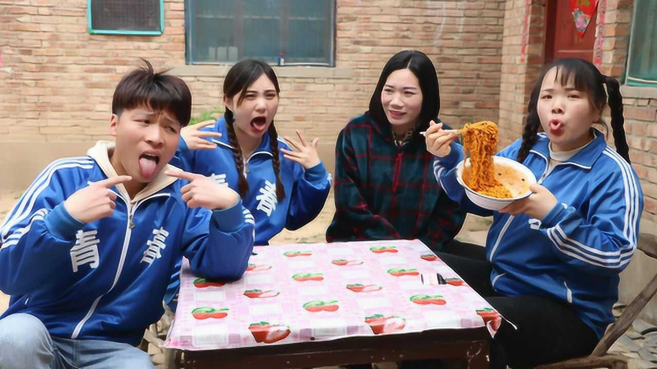 短剧:圆圆和小美吃火鸡面,好吃到根本停不下来!火鸡面真好吃