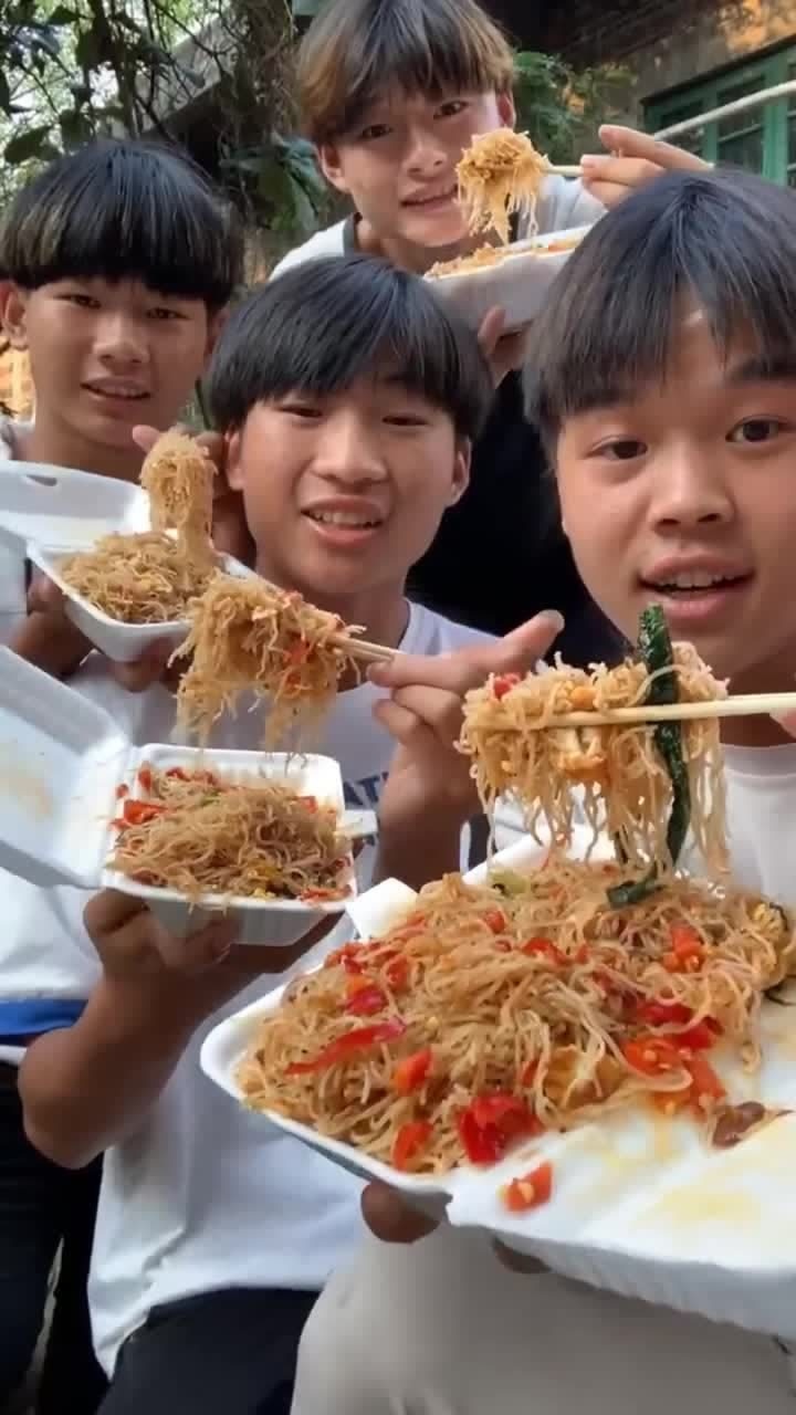 农村精神小伙吃货浪哥,终于忙完了,饿了吃点