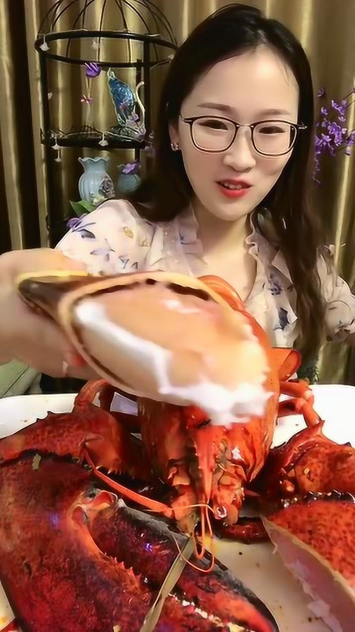 漂亮姐姐吃海鲜这样吃才叫生活