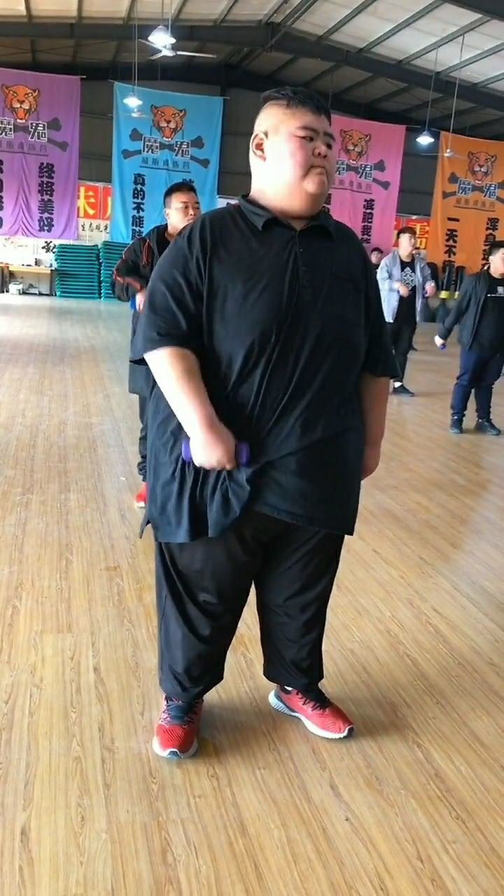 浩南刚来时穿的衣服现在穿着都肥了看来减肥效果不错