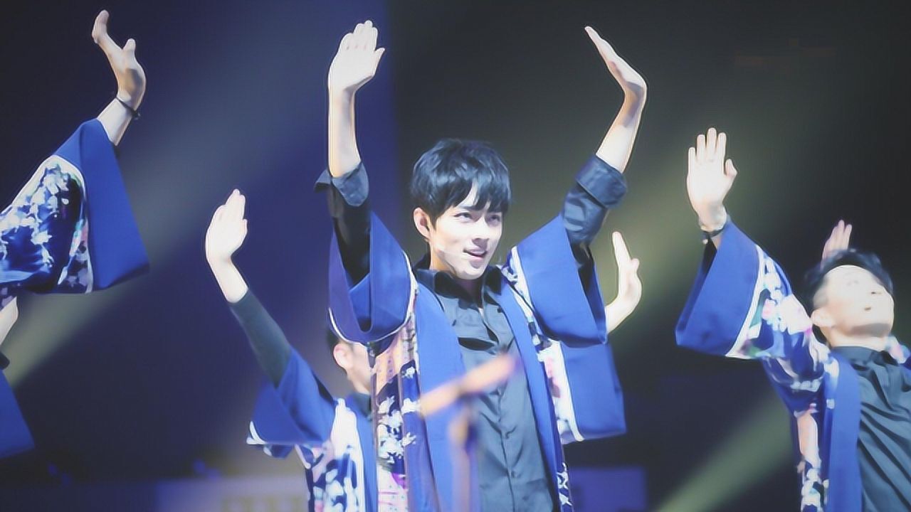 肖战跳舞有多绝舞台上与女舞者贴身近舞歪头一笑害羞了