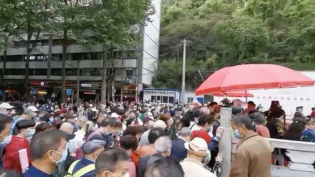 人头攒动!贵阳黔灵山公园推迟2小时开园,数百人门口扎堆