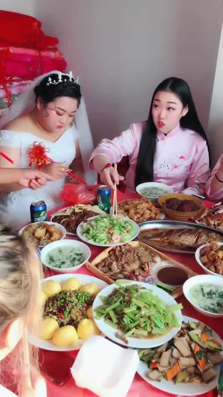 婚礼现场新郎喂新娘吃饭网友新娘的身材是新郎喂出来的吧