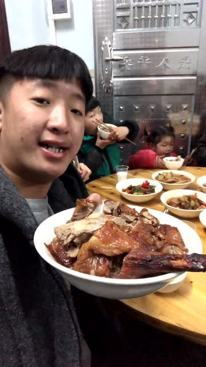 吃货成杰美味家庭套餐开吃,姐姐真漂亮