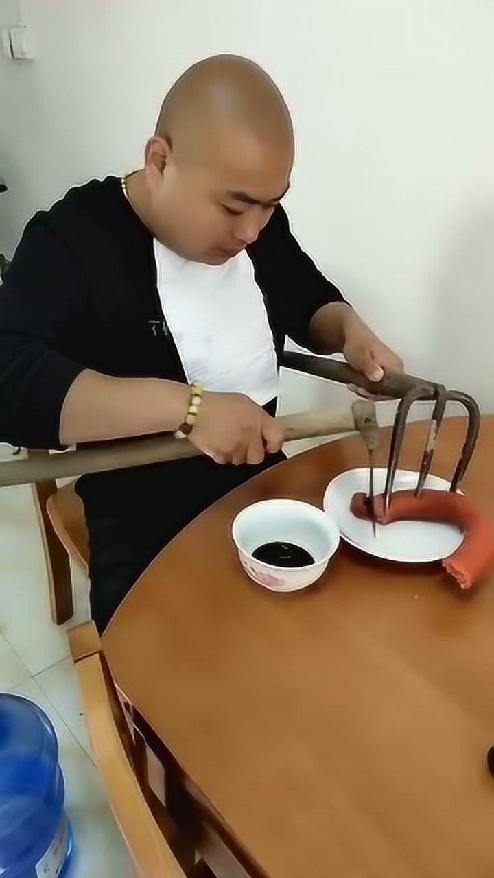 精神小伙吃西餐仪式感无处不在这才是真正的绅士