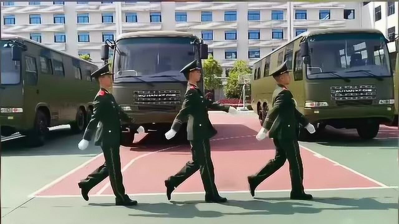 武警小哥哥练习正步走姿势和动作真的是帅呆了不愧是中国的军人
