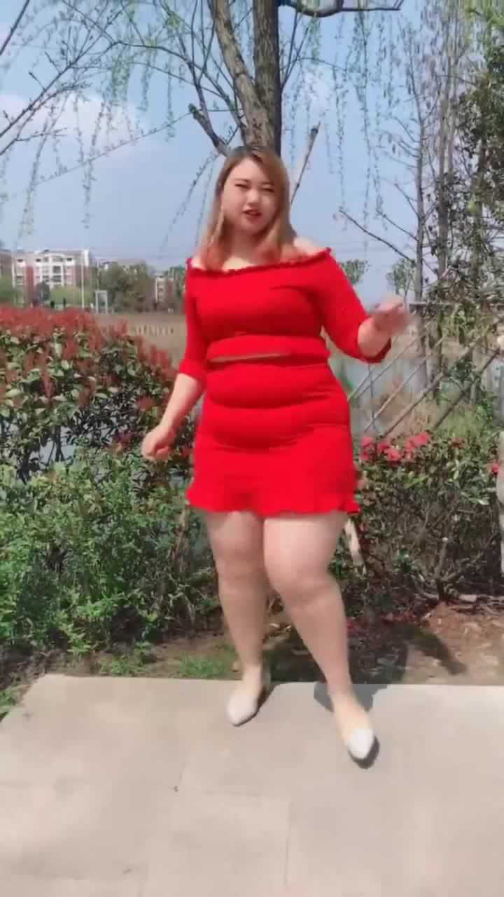 300多斤网红胖嘟嘟跳回首掏这舞姿真是迷人啊
