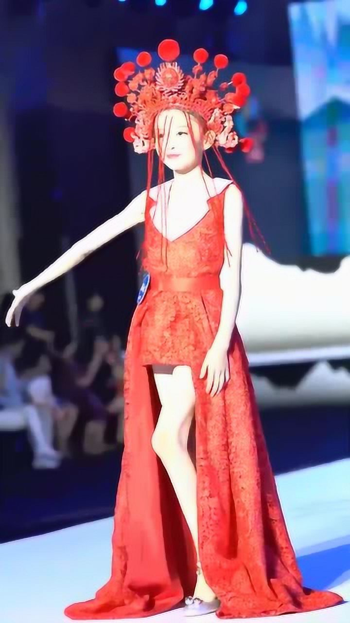 不愧是童模宋小睿现场走秀气质出众这气质了不得