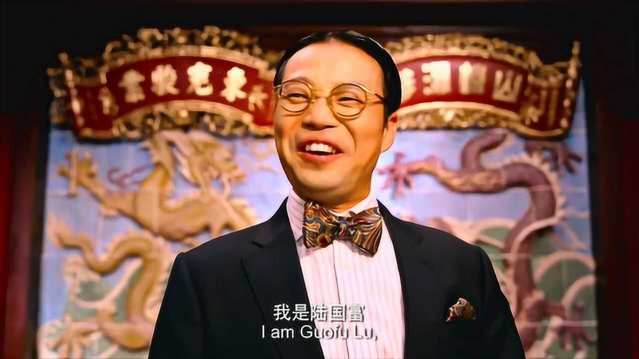 男子台上讲话,话刚说到一半,一位老人坐着轮椅出现了?