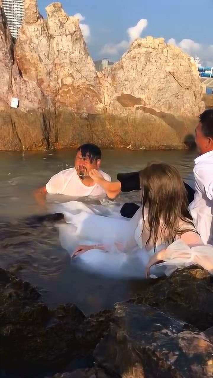 帅哥脚丫子真够臭的你这样的媳妇能习惯吗