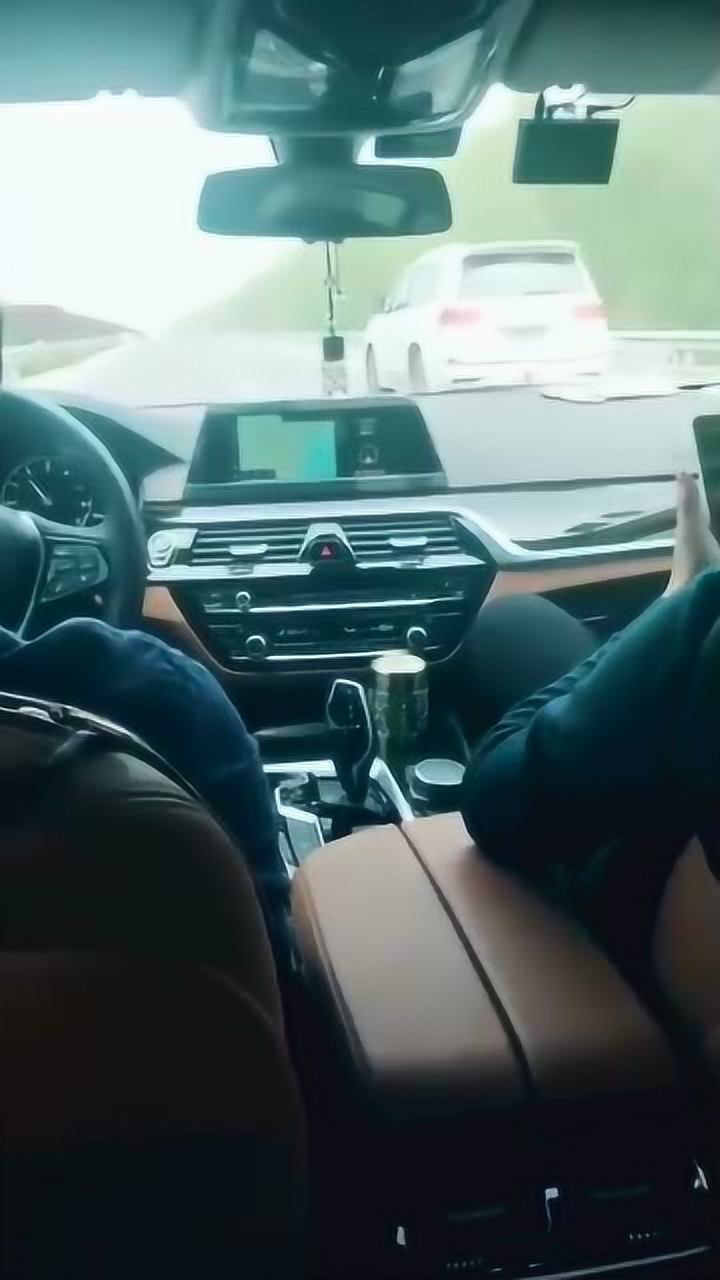 和老板去出差开车的是总裁副驾驶是董事长是不是哪里不对