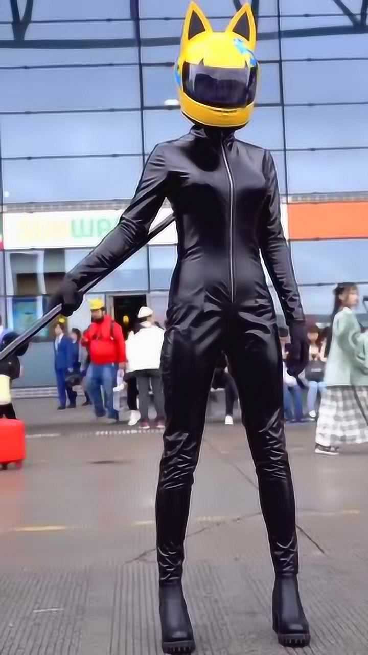 漫展上看到的皮衣女战士虽然戴着头盔但掩盖不住她的魅力