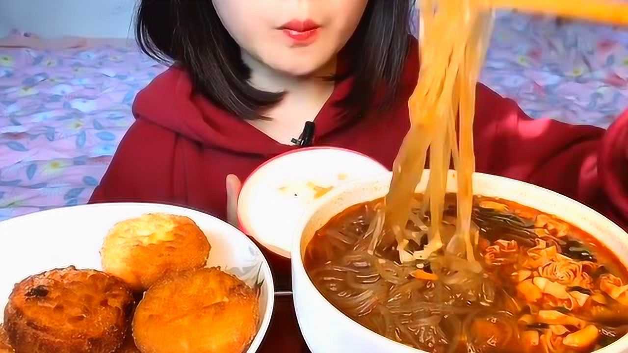 美食吃播大胃王美女大口吃酸辣粉看着吃的真香