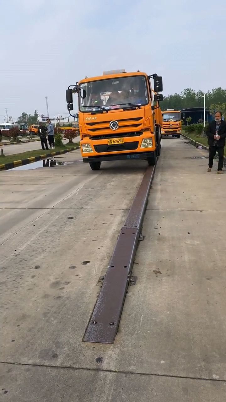 a2挂车轻松通过单边桥这大哥一看就是个高手