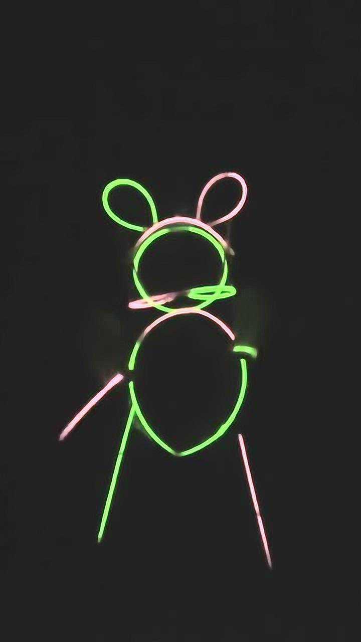 主任太会玩,给猫咪装上荧光棒,这效果感人!