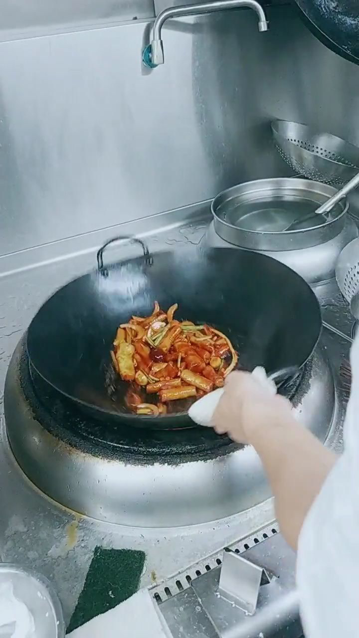 近距离欣赏烹饪的艺术《酱焖铁棍山药》制作过程