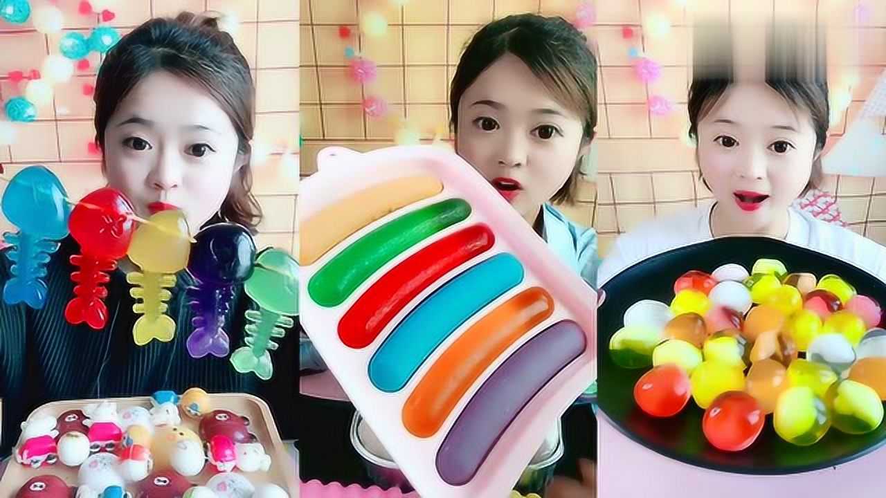 美女直播吃鱼骨果冻彩色大香肠看着就过瘾是小时候的最爱