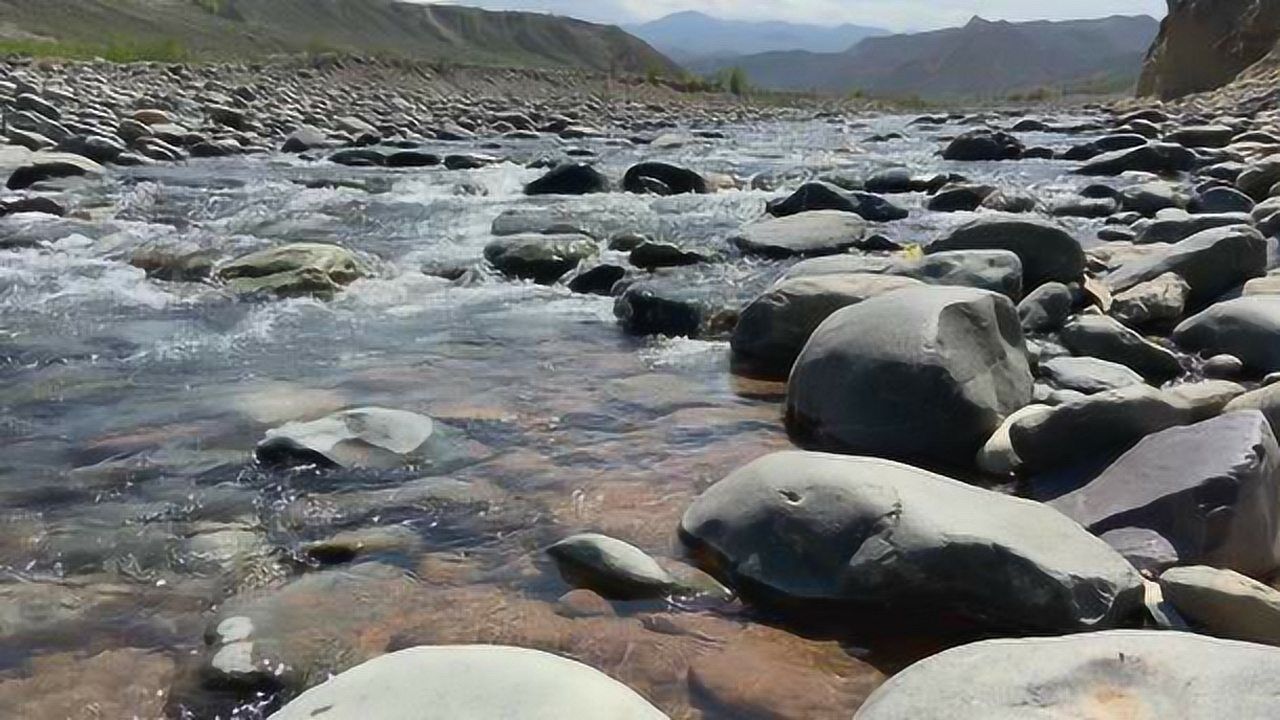 玛纳斯河流水潺潺