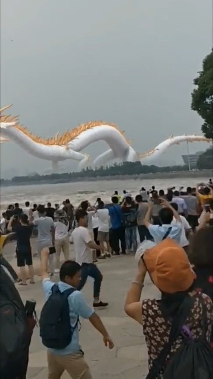 天空出现巨龙,海边一群人围观,真的有龙哎