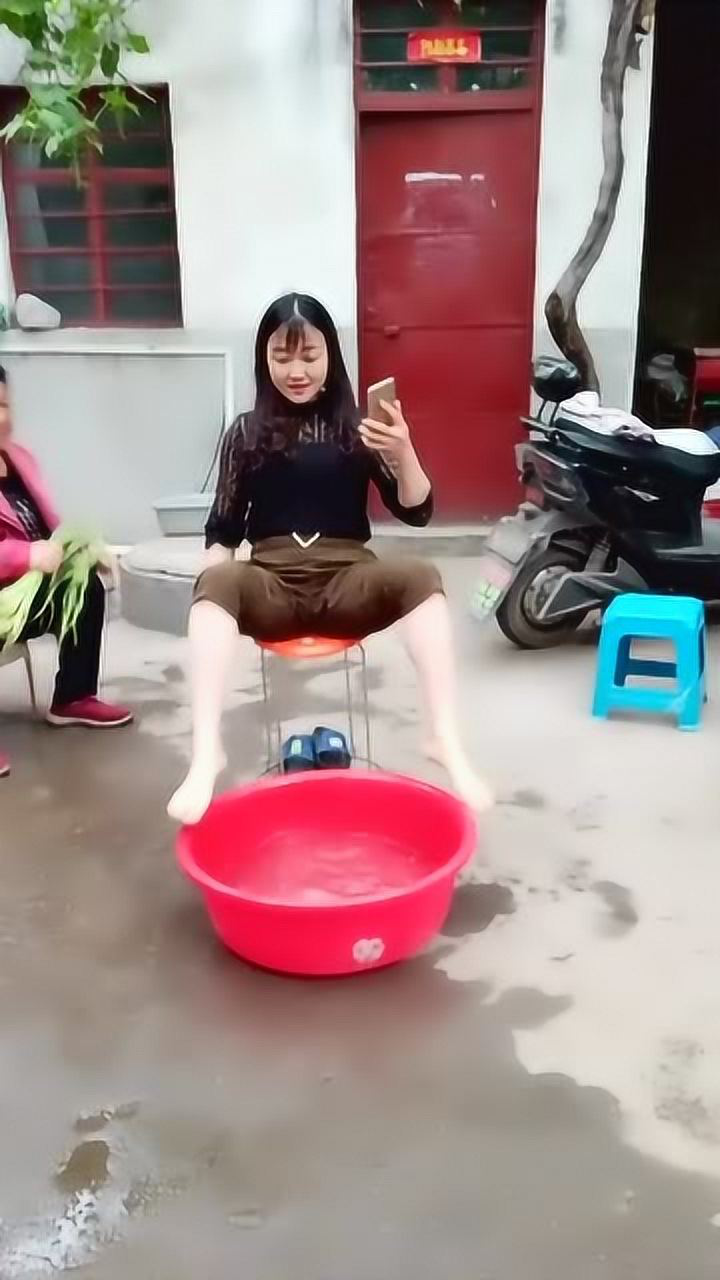 美女洗脚,出现意外,直接用洗脚水洗头!