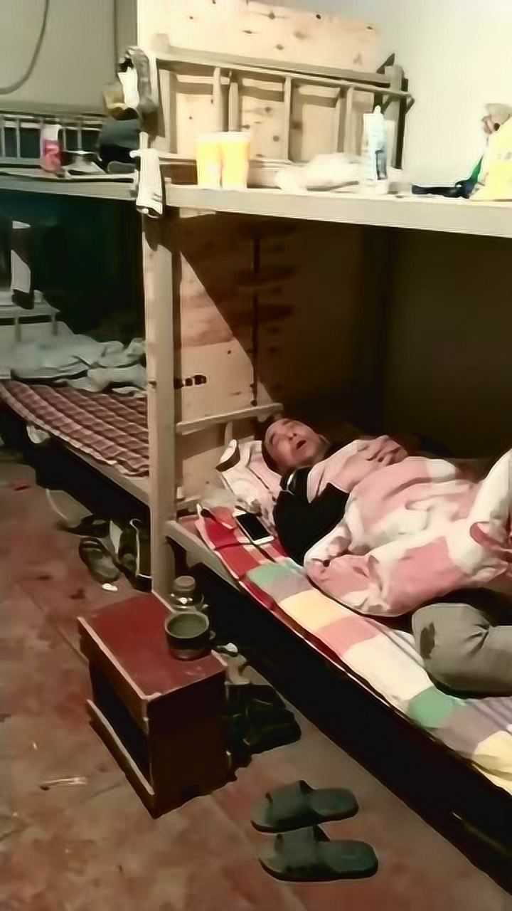 现在是零晨3点建筑工地宿舍就这样子脏乱差还有打呼噜声