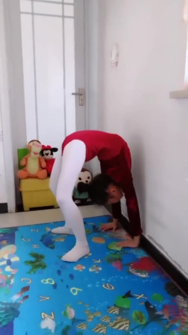 小女孩对着墙壁练习下腰,身体好软这腰一般人真不行,在下佩服