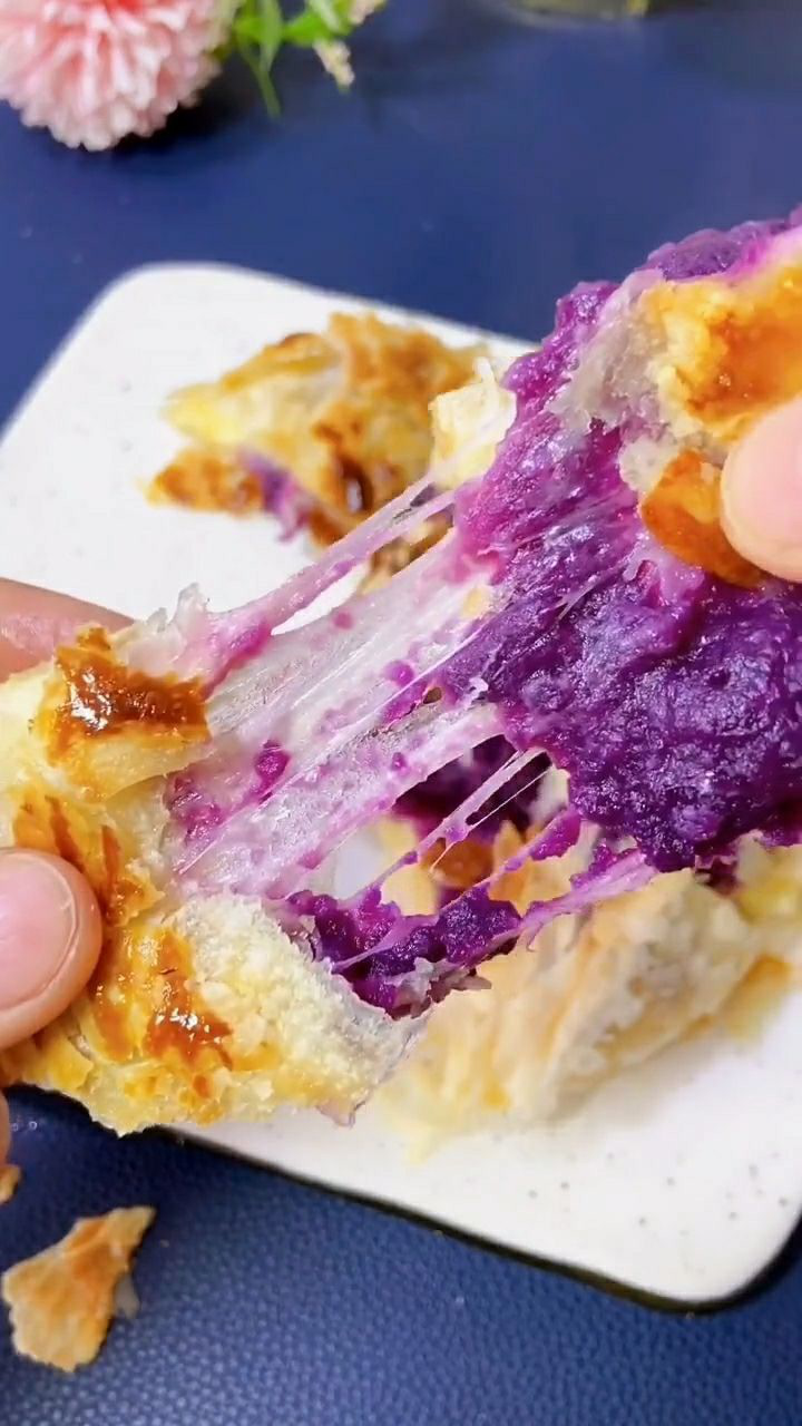 今天教大家做紫薯夹心面包,特别适合孩子吃