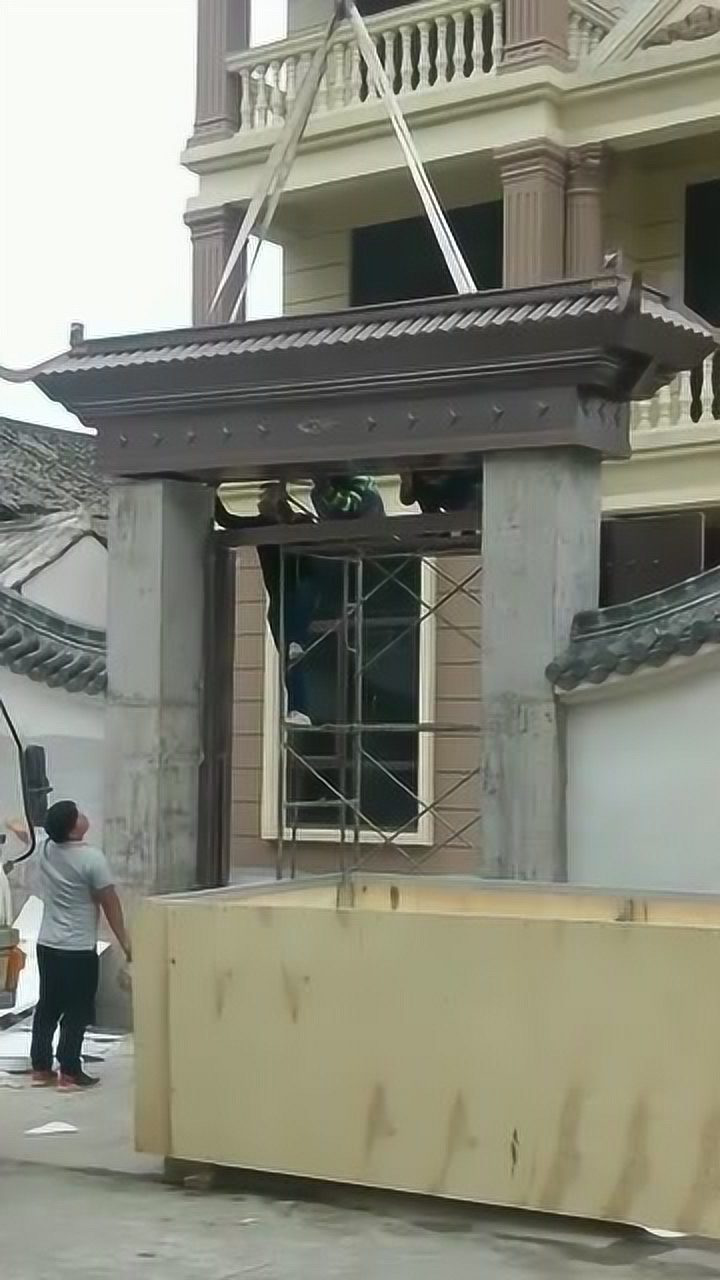 别墅大门的门楼原来这样安装下面的操作真省力气