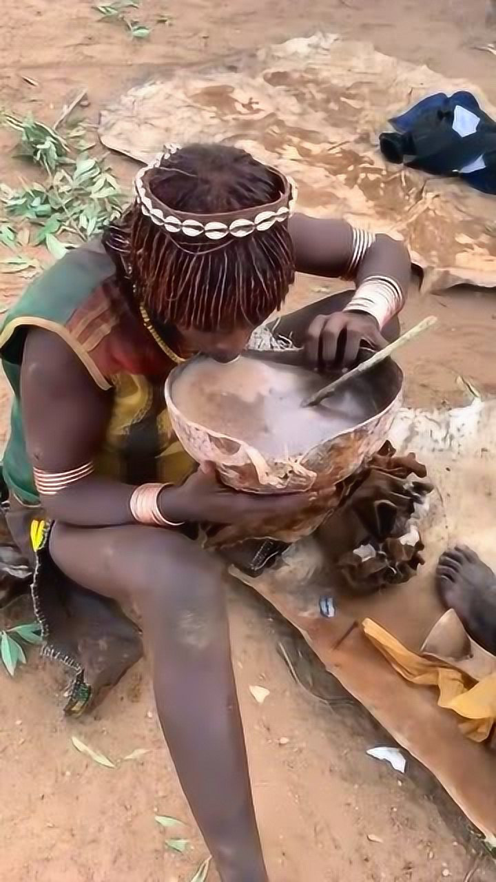 非洲原始部落红泥族,竟喝这种东西度日,看着好心疼