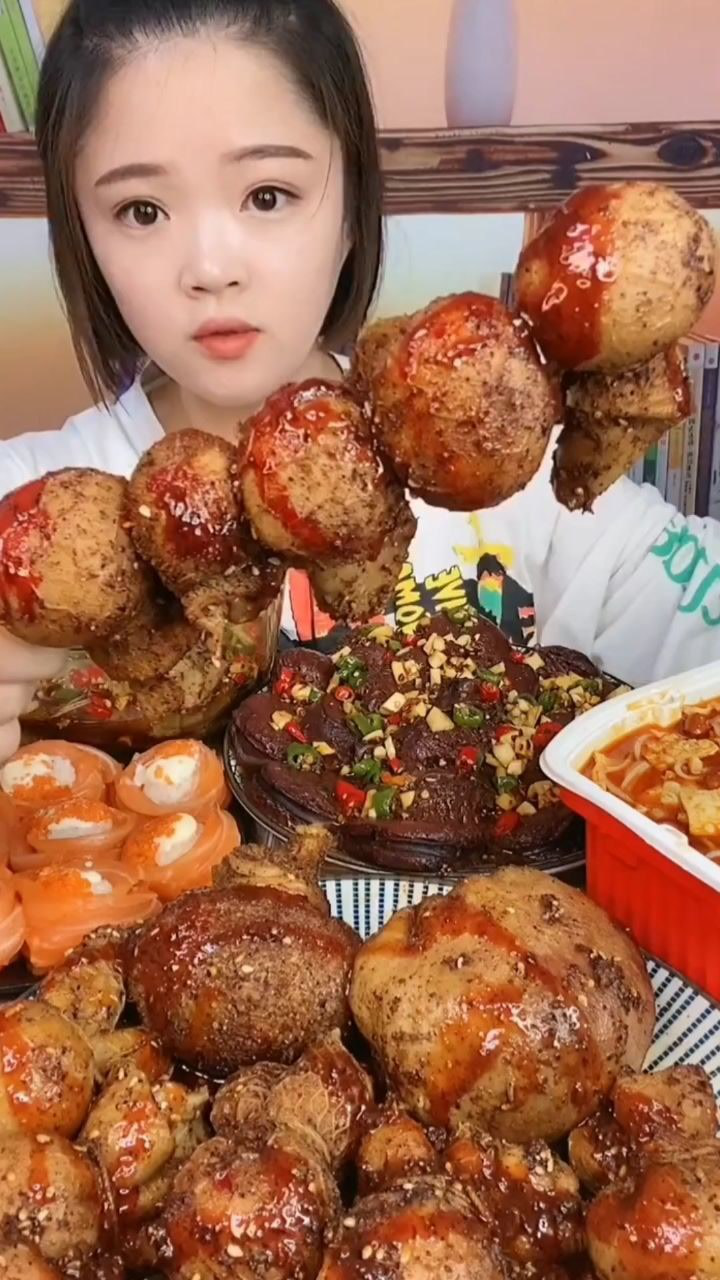 最喜欢看这个美女吃播羊脑,过瘾极了,一般人吃不出这个感觉!