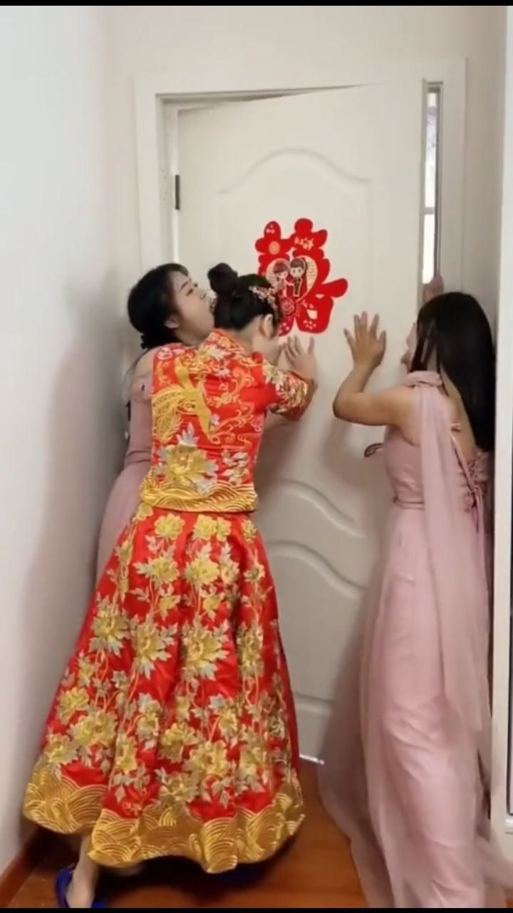 感觉这新郎要完了,新娘没抢走,却把伴娘抢走了