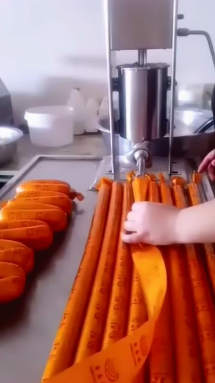 双汇火腿肠加工现场,看起来很干净,没有你们说的不堪!