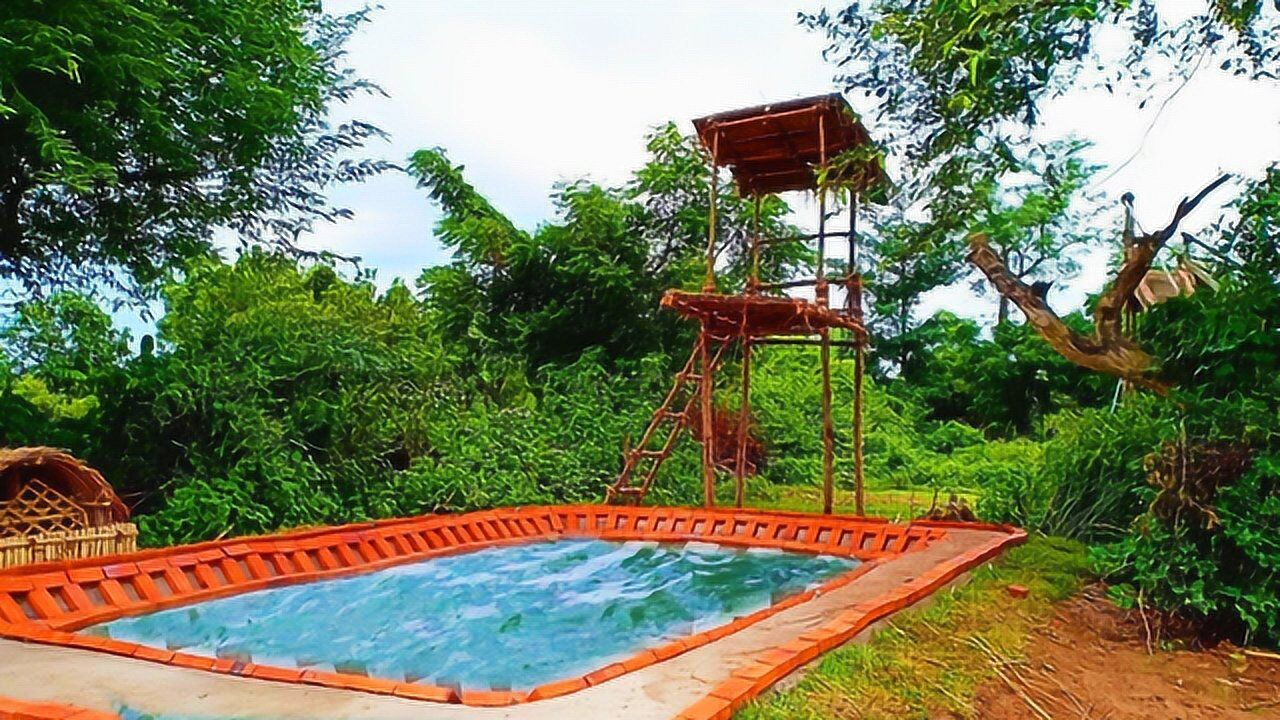 小伙野外搭建游泳池,家门口就能泡澡,真会享受