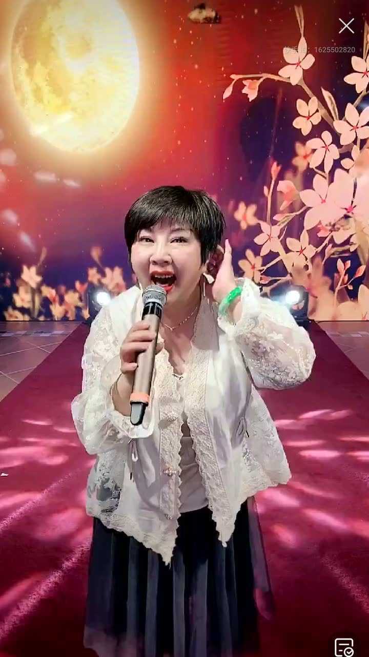 庄妮在李雨儿直播间演唱经典老歌你在他乡还好吗
