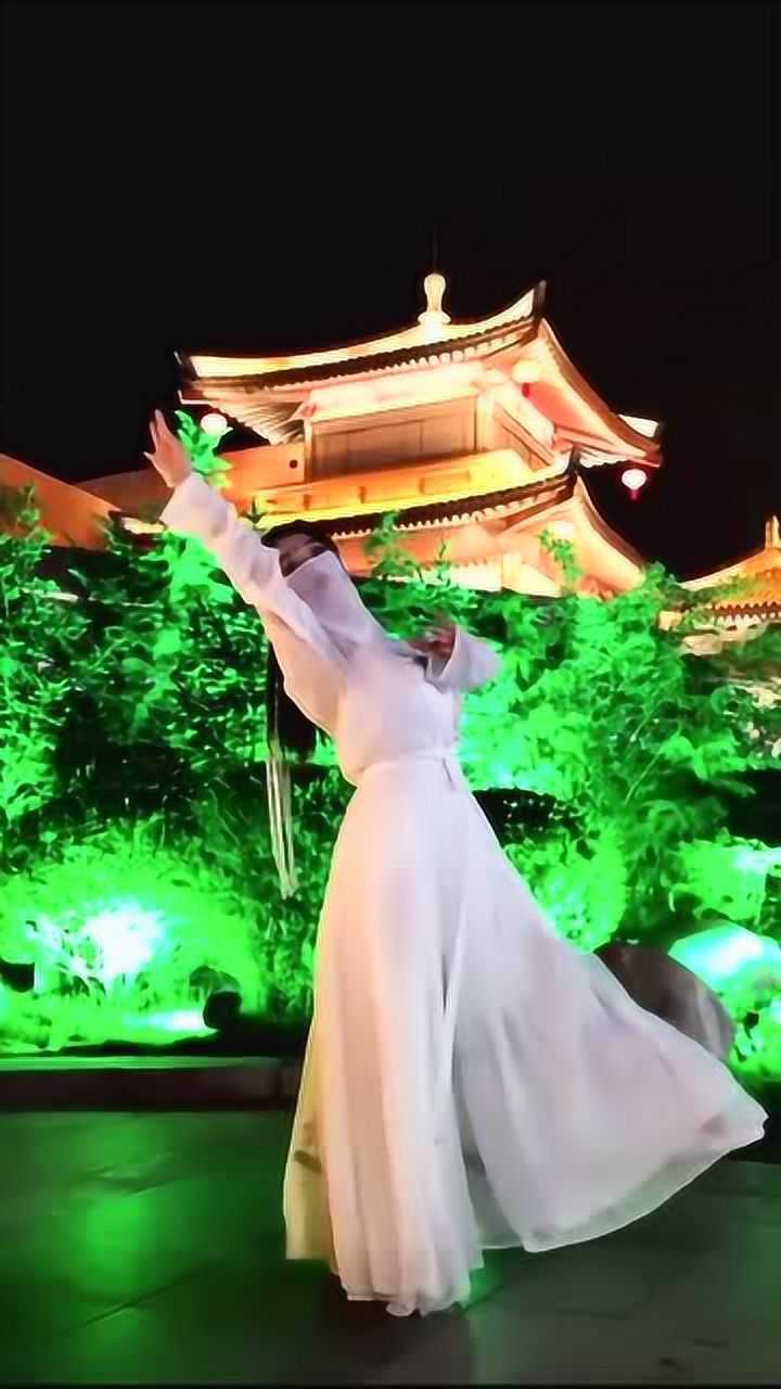 大唐不夜城里的古装美女翩翩起舞舞姿优美如仙女下凡