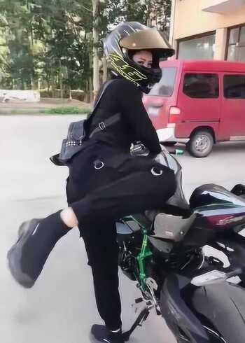 好霸气的美女骑士指挥官,看完她的摩托车,我瞬间没了勇气!