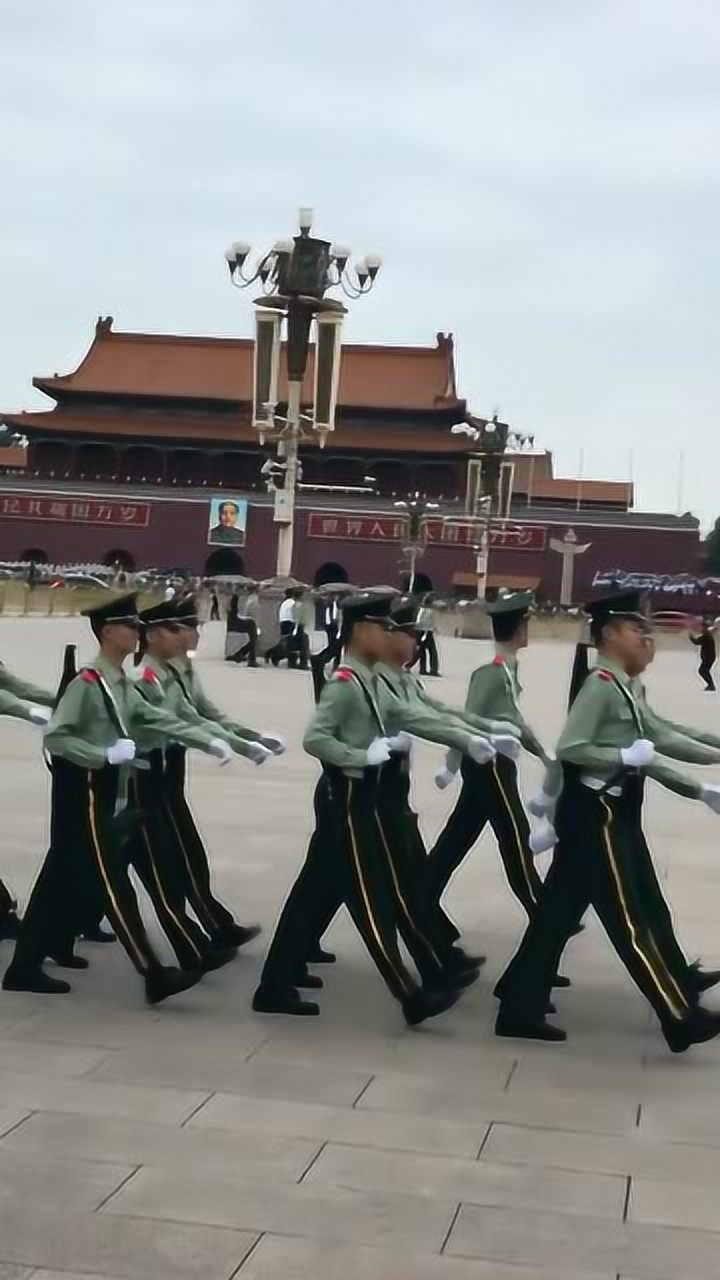 实拍天安门广场站岗的武警,是如何归队的