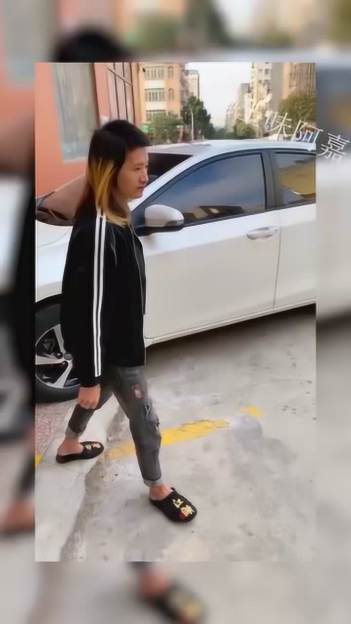 精神小伙的长发是真的飘逸