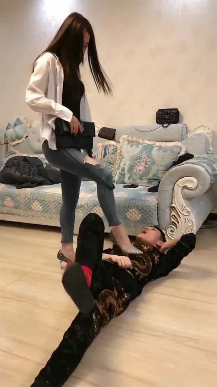 哎呦妈呀,媳妇穿高跟鞋踩我!
