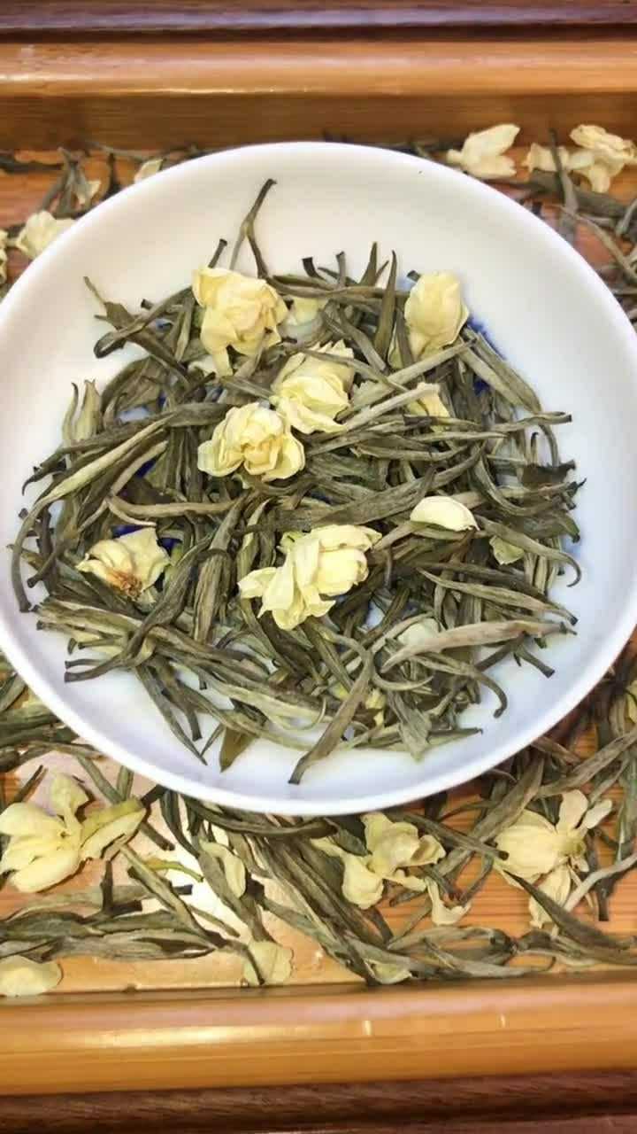 这一款茉莉花茶,是精选了上等的茉莉花晒干的,好喝