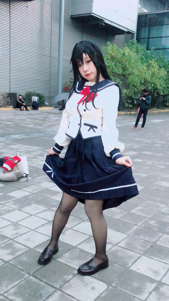 小姐姐撩裙子的样子好美啊