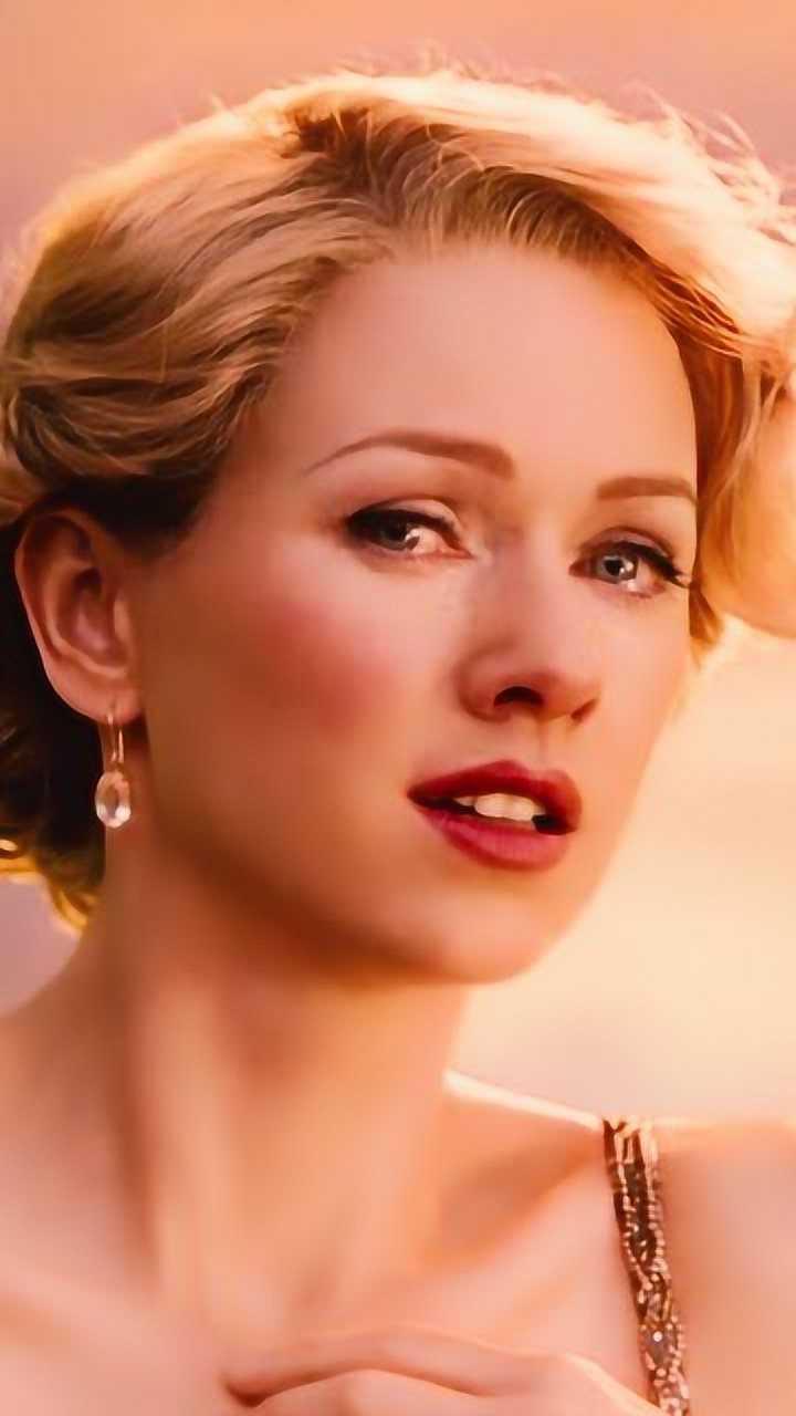 娜奥米沃茨:低头的那个瞬间很像凡妮莎柯比白寡妇