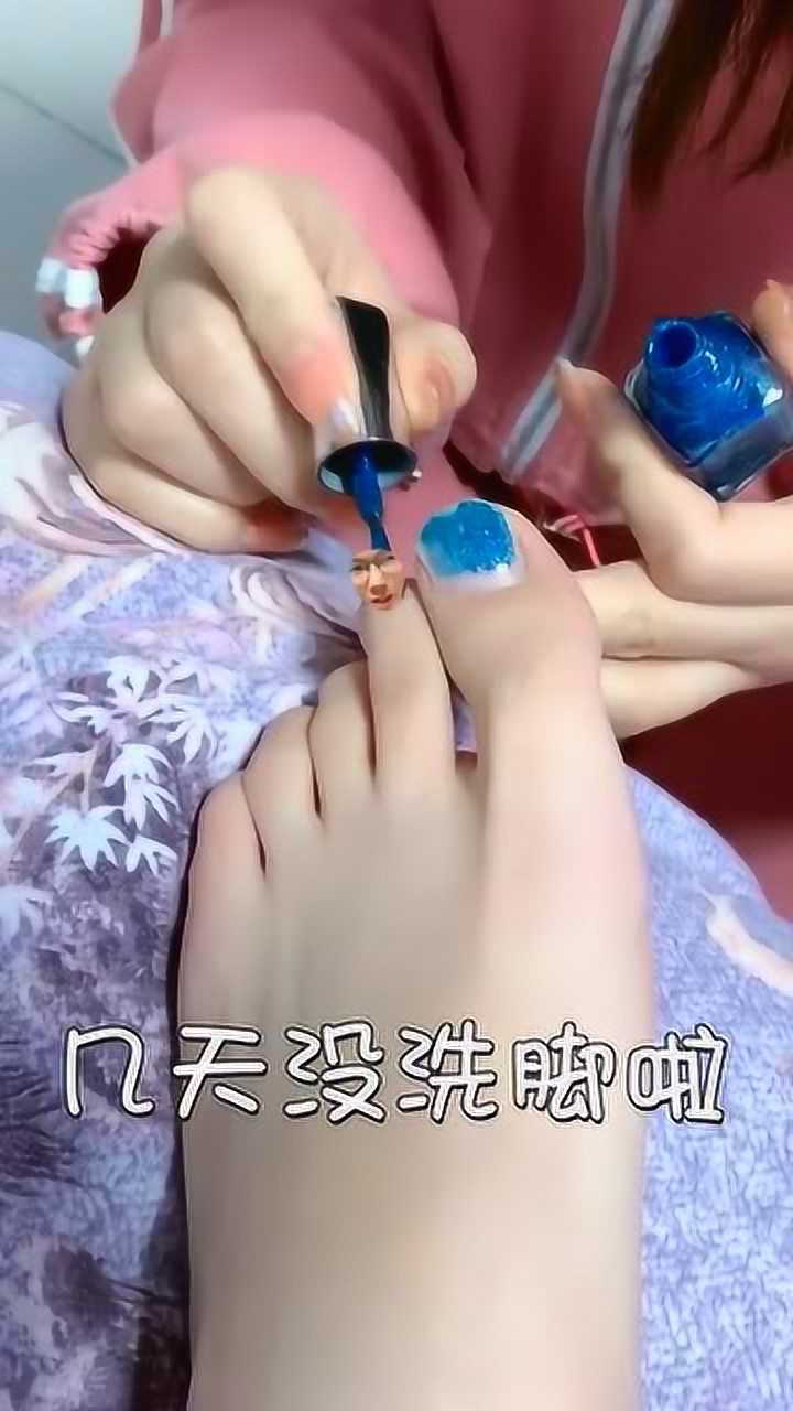 男生涂脚趾甲油图片