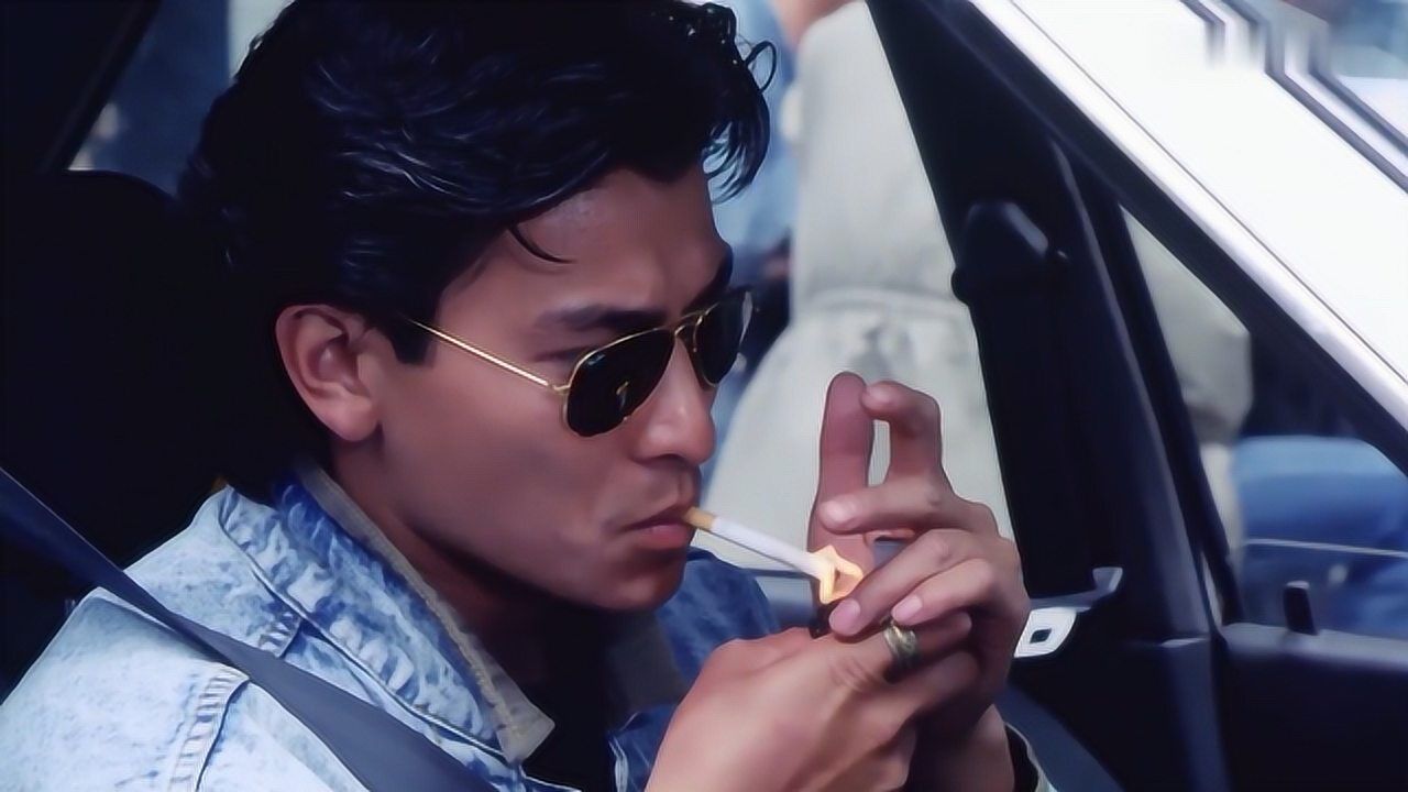 天若有情:傻标带人去打劫,华弟在外面放风,遇到来巡逻的警察!