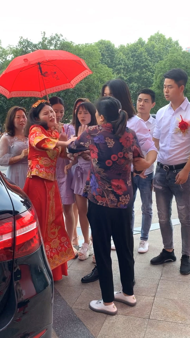 结婚当天新娘不让新郎的养母上车就因为婆婆是农村来的这样的老婆你会
