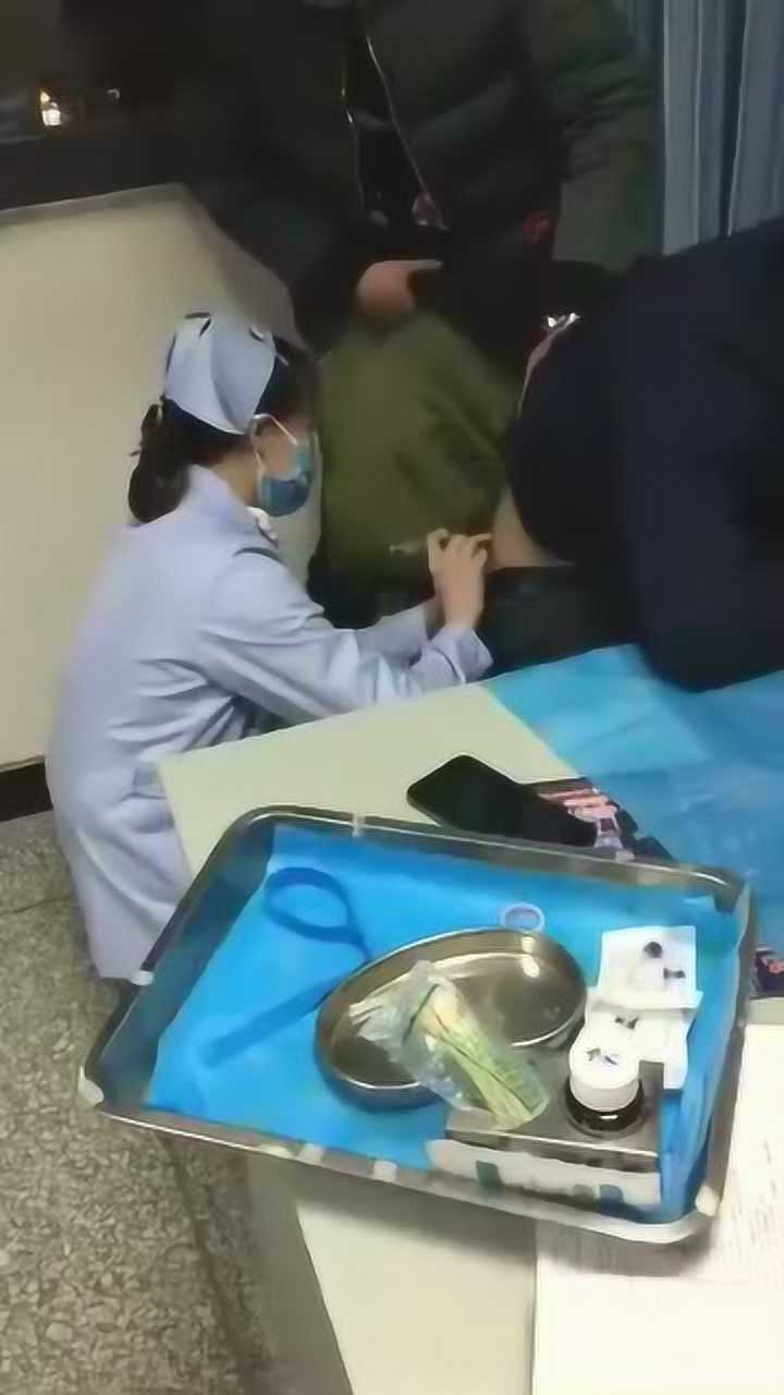 男子医院打针害怕的要死扎下去之后男子痛哭